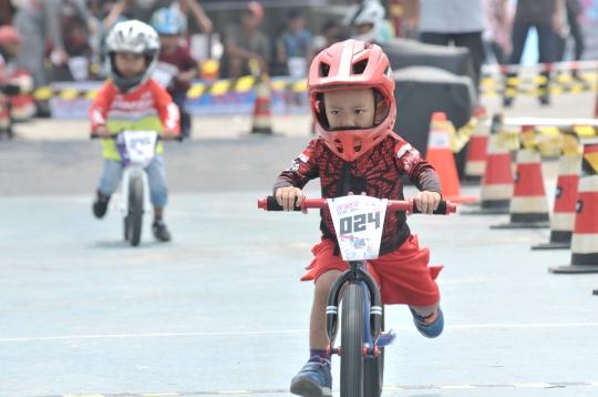 Aksi Balita di Kejuaraan Push Bike