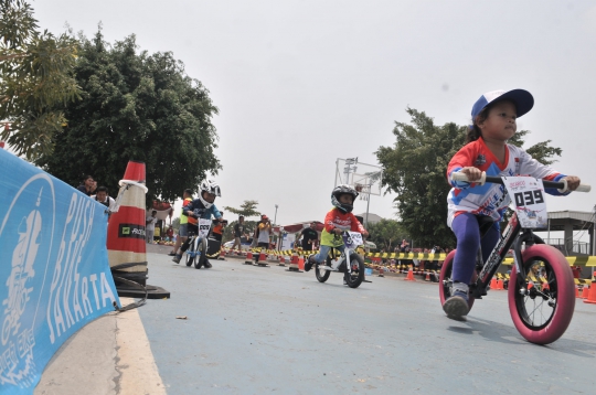 Aksi Balita di Kejuaraan Push Bike