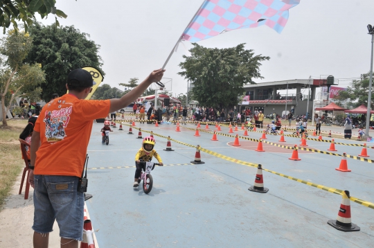 Aksi Balita di Kejuaraan Push Bike