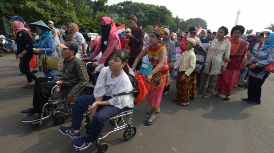 Penyandang Disabilitas Gelar Pawai Berbaju Adat