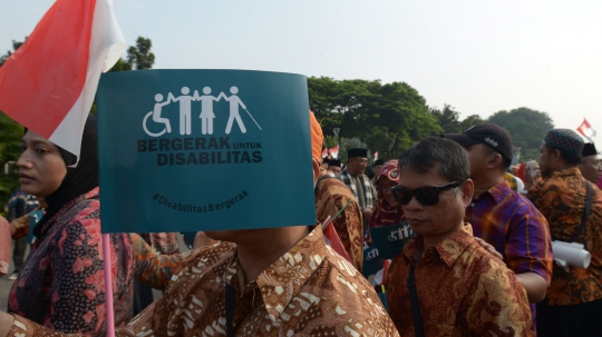 Penyandang Disabilitas Gelar Pawai Berbaju Adat