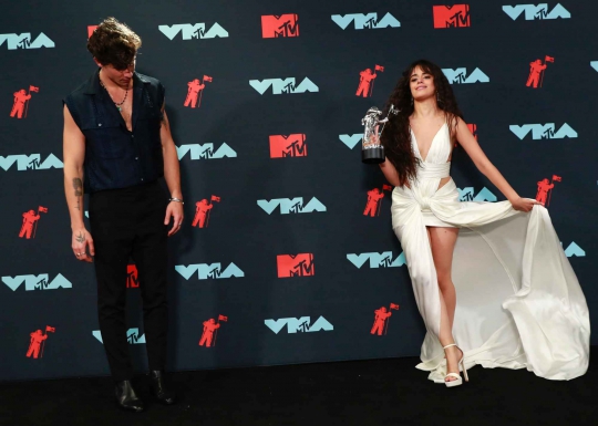 Penampilan Selebriti Dunia dengan Gaya Busana Mencolok di MTV VMA