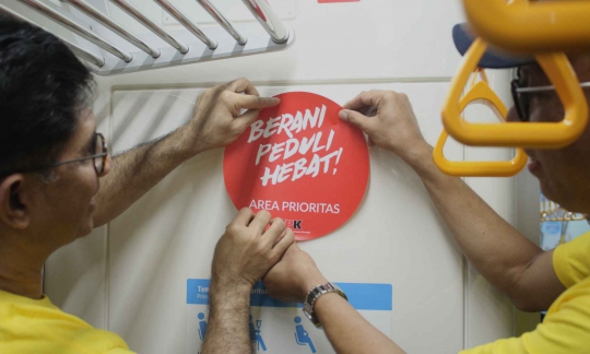 Stiker Kampanye Antikorupsi Hiasi Dinding Kereta MRT