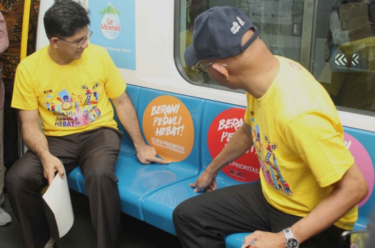 Stiker Kampanye Antikorupsi Hiasi Dinding Kereta MRT