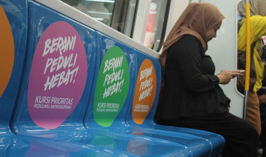 Stiker Kampanye Antikorupsi Hiasi Dinding Kereta MRT