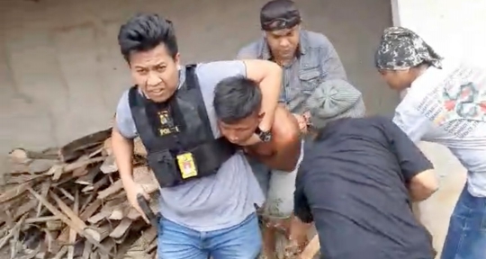 Foto Dua Eksekutor Pembunuhan Tidak Berkutik Saat Diciduk Polisi