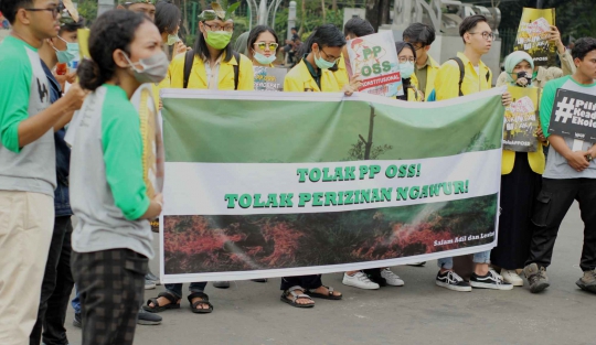 Aksi Mahasiswa UI dan Walhi Tolak PP OSS di Istana Merdeka