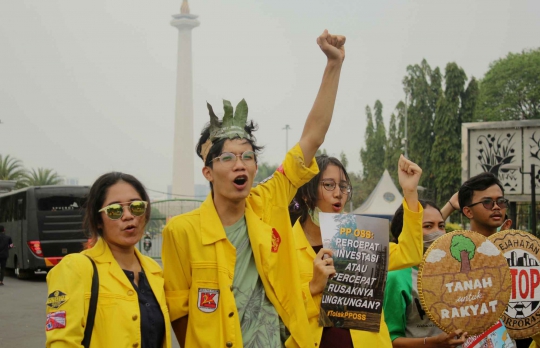 Aksi Mahasiswa UI dan Walhi Tolak PP OSS di Istana Merdeka