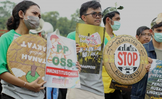 Aksi Mahasiswa UI dan Walhi Tolak PP OSS di Istana Merdeka