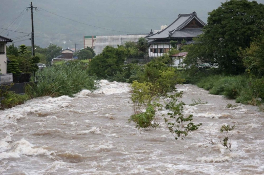 Banjir dan Tanah Longsor Ancam 240.000 Warga Jepang