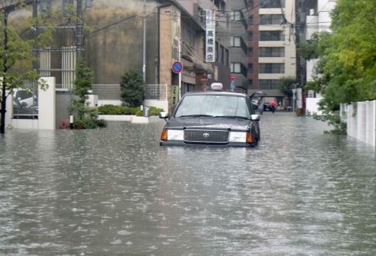 Banjir dan Tanah Longsor Ancam 240.000 Warga Jepang