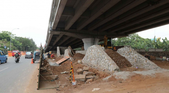 Memantau Pembangunan Taman Bermain Skateboard di Kolong Flyover Pasar Rebo