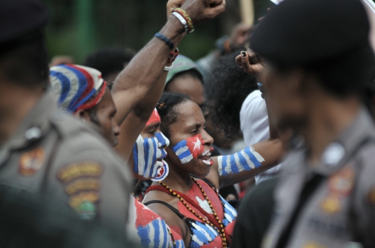 Semangat Perempuan Papua saat Aksi di depan Mabes TNI AD