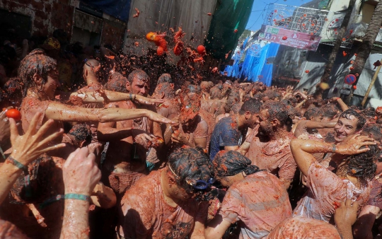 Serunya Festival Perang Lempar Tomat di Spanyol