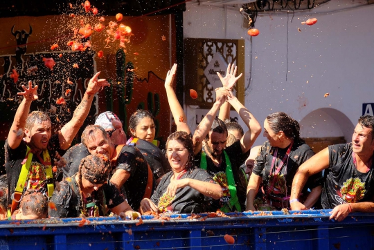 Serunya Festival Perang Lempar Tomat di Spanyol