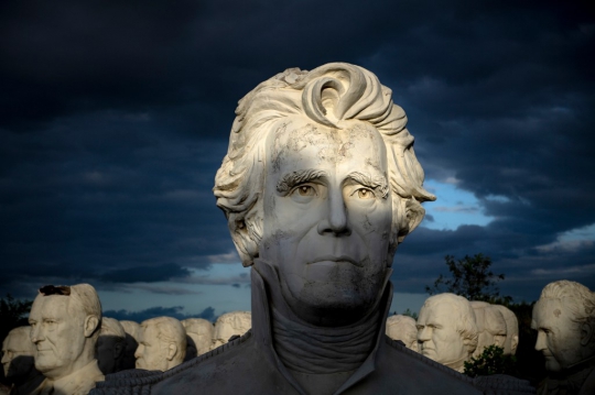 Melihat 43 Patung Kepala Presiden Amerika Serikat yang Terbengkalai