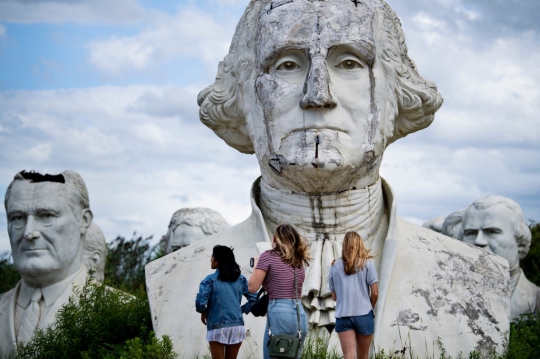 Melihat 43 Patung Kepala Presiden Amerika Serikat yang Terbengkalai