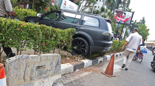 Mobil Pajero Tabrak Trotoar di Jalan Rasuna Said