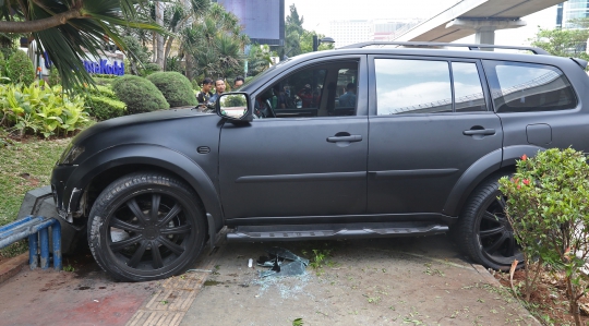 Mobil Pajero Tabrak Trotoar di Jalan Rasuna Said