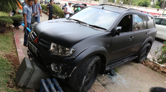 Mobil Pajero Tabrak Trotoar di Jalan Rasuna Said