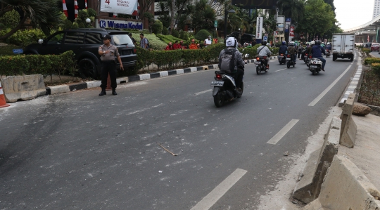 Mobil Pajero Tabrak Trotoar di Jalan Rasuna Said