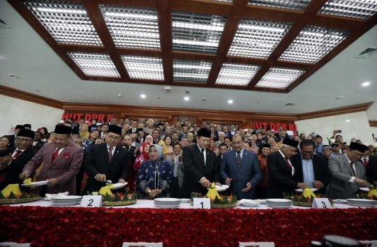 Potong Tumpeng Warnai Rapat Paripurna DPR dan DPD di Senayan