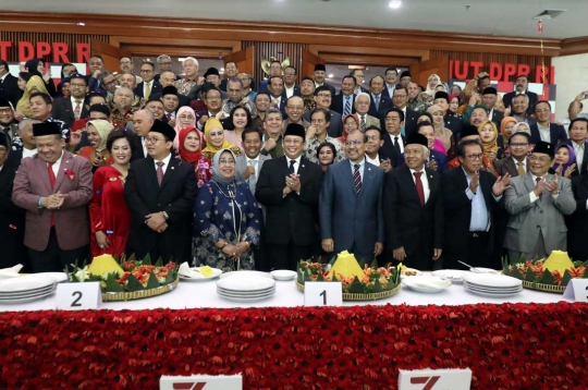 Potong Tumpeng Warnai Rapat Paripurna DPR dan DPD di Senayan