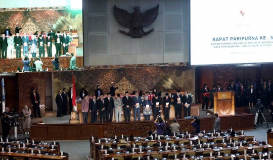 Potong Tumpeng Warnai Rapat Paripurna DPR dan DPD di Senayan