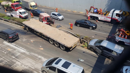 Truk dan Minibus Kecelakaan di Tol TB Simatupang, Lalin Macet