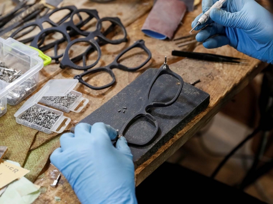 Melihat Pembuatan Kacamata dari Ampas Kopi di Ukraina