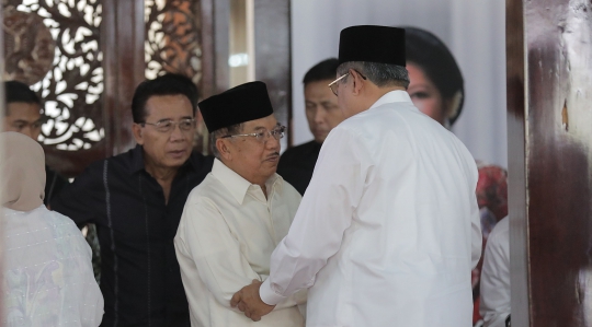 Presiden Jokowi dan Wapres Jusuf Kalla Melayat Ibunda SBY