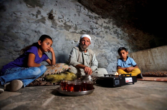 Nestapa Warga Palestina Hidup dalam Gua Akibat Perang