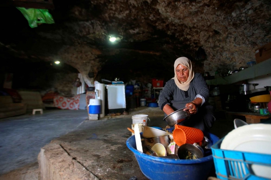Nestapa Warga Palestina Hidup dalam Gua Akibat Perang