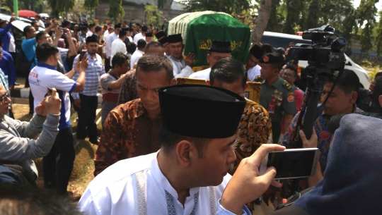 Prosesi Pemakaman Ibunda SBY di Tanah Kusir