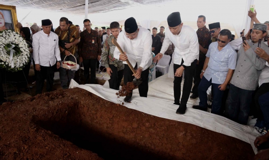 Prosesi Pemakaman Ibunda SBY di Tanah Kusir