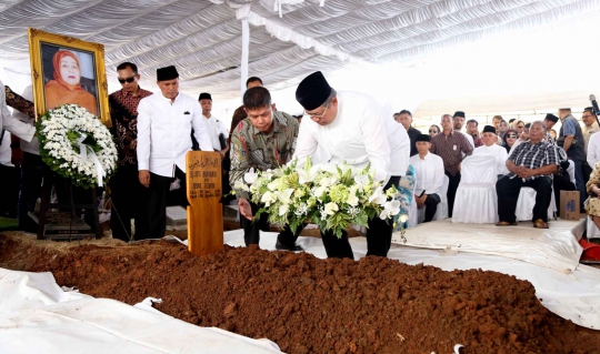 Prosesi Pemakaman Ibunda SBY di Tanah Kusir