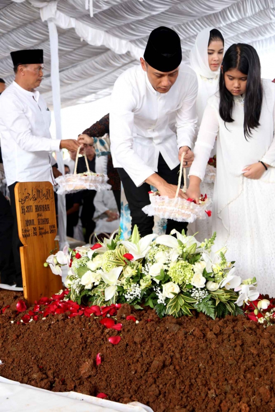 Prosesi Pemakaman Ibunda SBY di Tanah Kusir