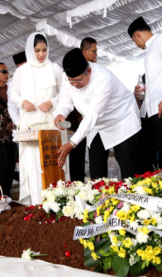 Prosesi Pemakaman Ibunda SBY di Tanah Kusir
