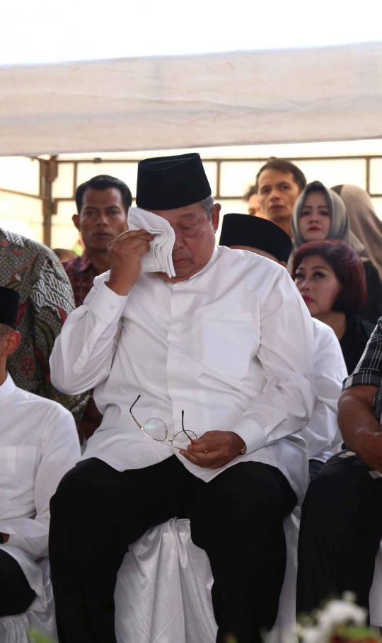 Prosesi Pemakaman Ibunda SBY di Tanah Kusir