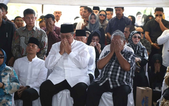 Prosesi Pemakaman Ibunda SBY di Tanah Kusir