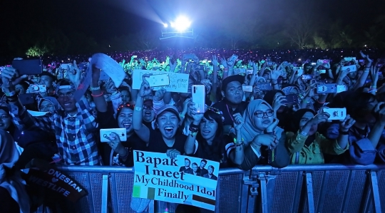 Aksi Westlife Hibur Ribuan Penggemar di Candi Borobudur