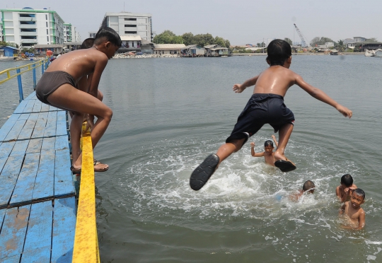 Keceriaan Anak-Anak Bermain di Tanggul Laut