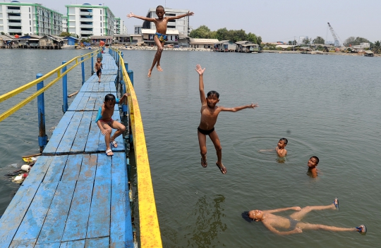 Keceriaan Anak-Anak Bermain di Tanggul Laut