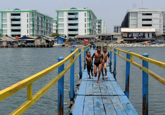 Keceriaan Anak-Anak Bermain di Tanggul Laut