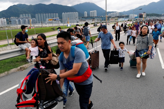 Akses Diblokir Demonstran, Penumpang Jalan Kaki ke Bandara Hong Kong