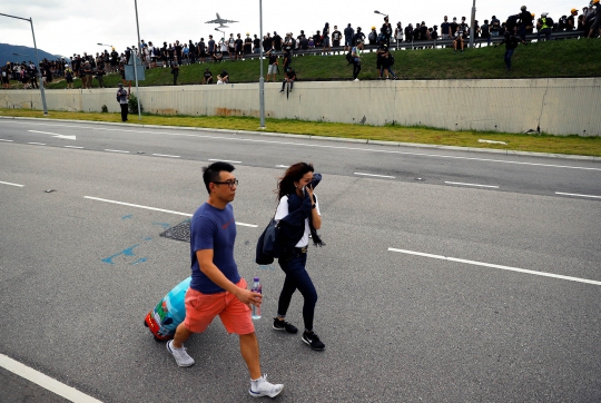 Akses Diblokir Demonstran, Penumpang Jalan Kaki ke Bandara Hong Kong