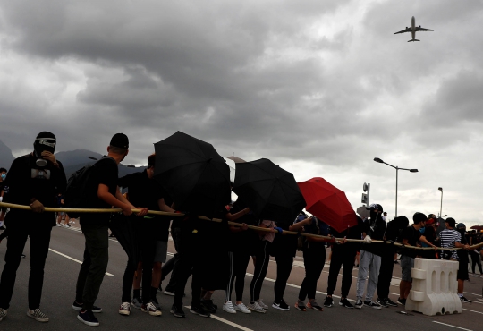 Akses Diblokir Demonstran, Penumpang Jalan Kaki ke Bandara Hong Kong