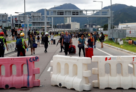 Akses Diblokir Demonstran, Penumpang Jalan Kaki ke Bandara Hong Kong