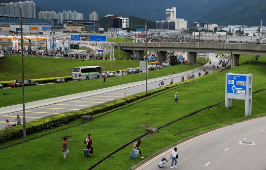 Akses Diblokir Demonstran, Penumpang Jalan Kaki ke Bandara Hong Kong