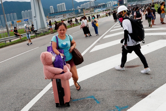 Akses Diblokir Demonstran, Penumpang Jalan Kaki ke Bandara Hong Kong